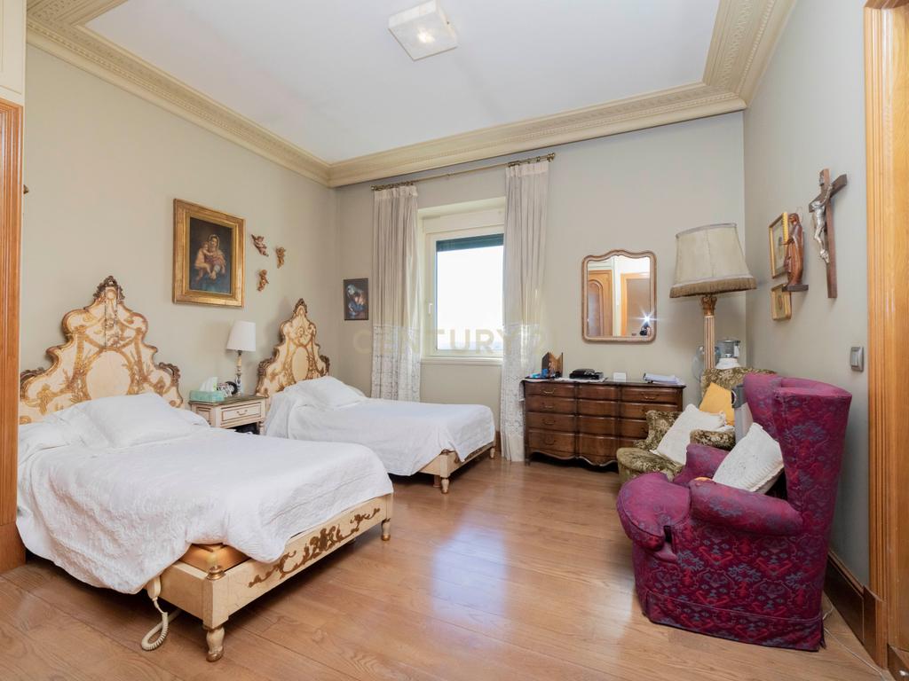 Luxuoso Apartamento T5 com Vista Panorâmica em Madrid - Image 7