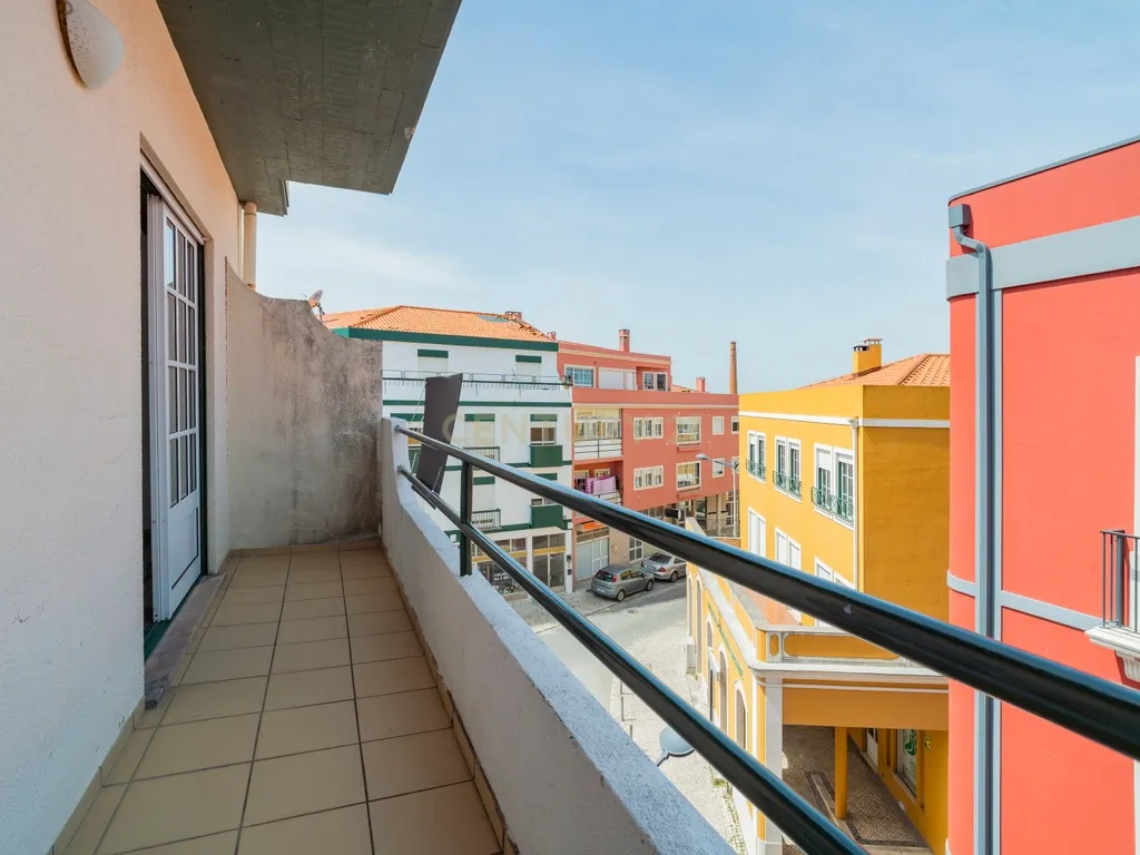 Apartamento T2 no Centro da Marinha Grande - Image 1