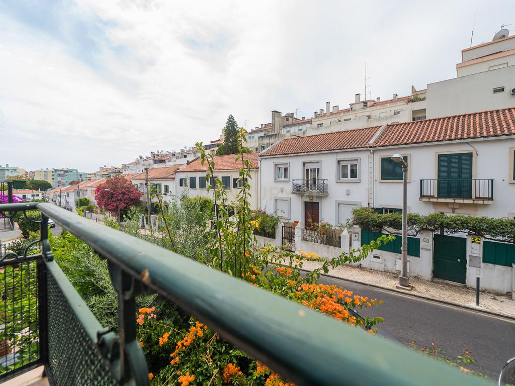 Moradia T3 + 1 Renovada com Jardim e Piscina em Penha de França, Lisboa - Image 55