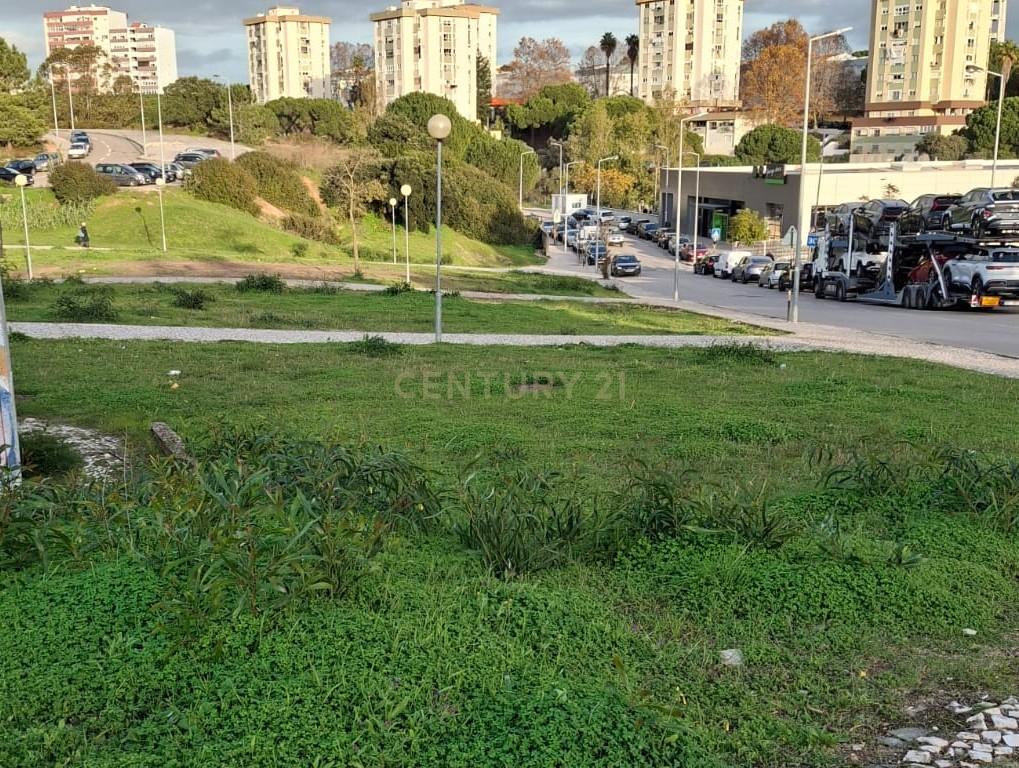Lote terreno com área de 873,20 m2 para construção de 8 fogos - Image 1