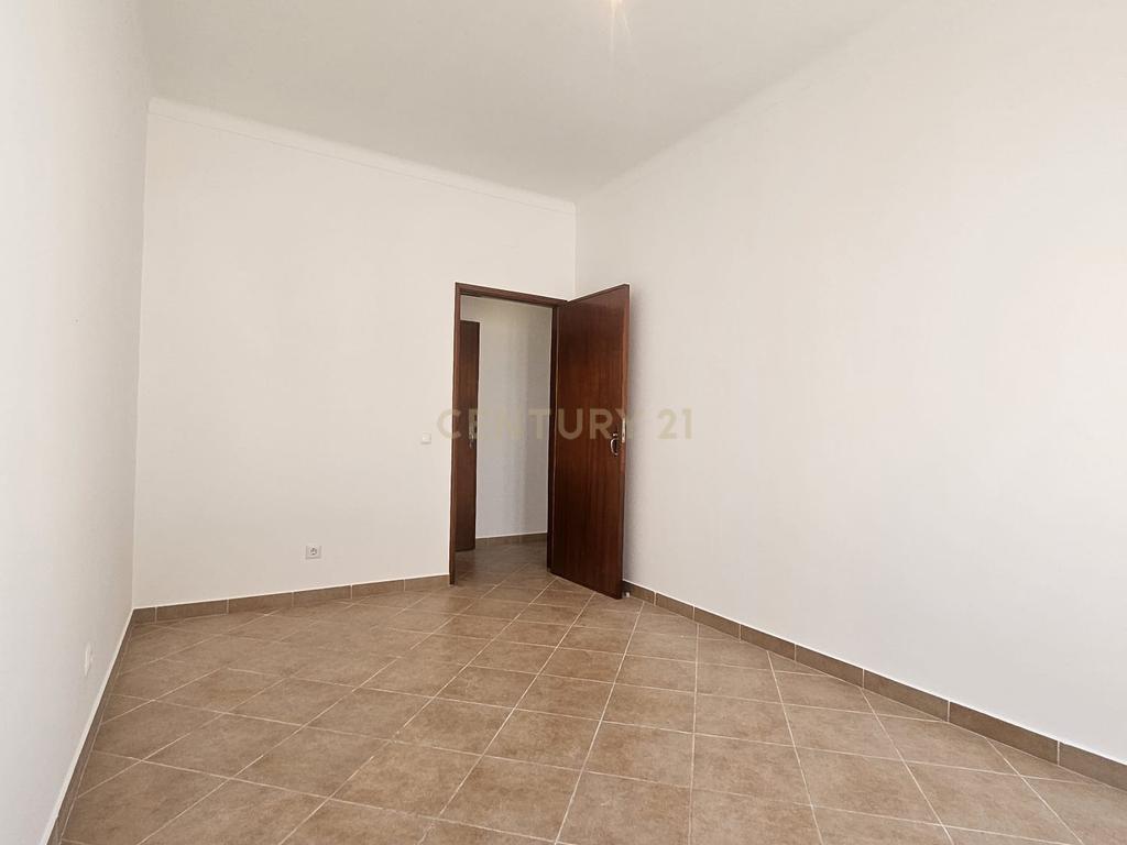 Moradia Bifamiliar T4 com Quintal e Garagem no Bairro das Nogueiras, Évora - Image 24