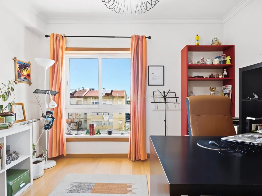 Apartamento T3 com 2 varandas, suíte e garagem no Cacém - Image 13