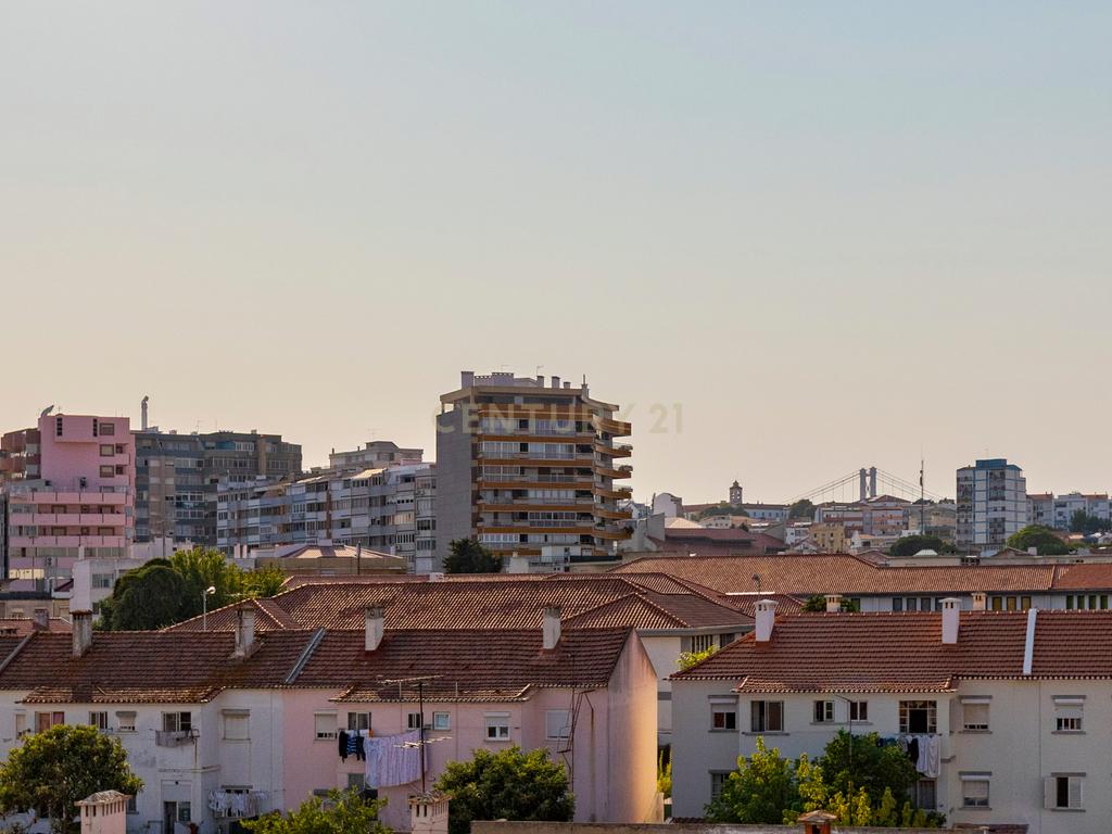 T1 Remodelado com Terraço e Vista Fantástica – Rua Dom Sancho I, Almada - Image 22