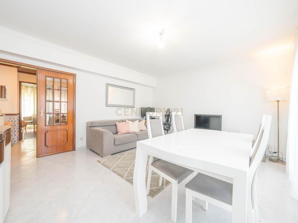 Apartamento T2, com Parqueamento e Arrecadação, em Caneças - Image 4