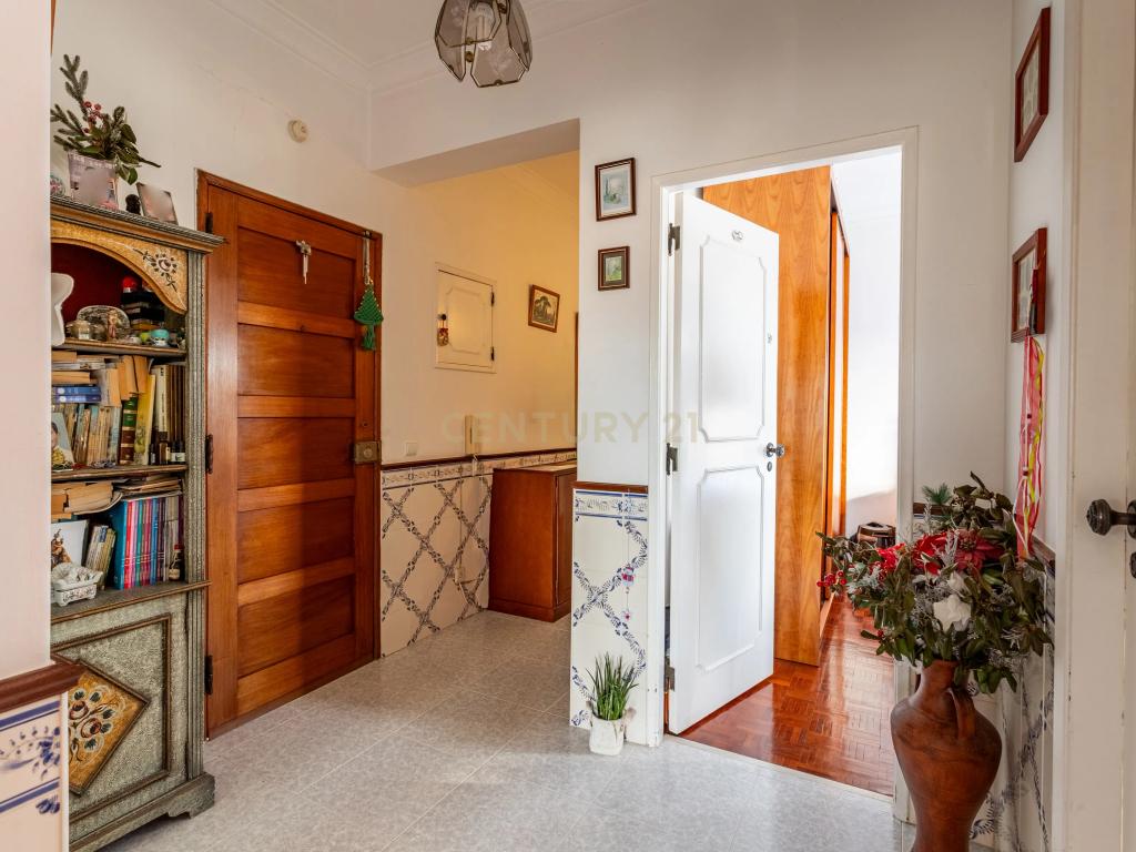 Apartamento T3 com garagem Box em Algueirão Mem Martins - Image 2