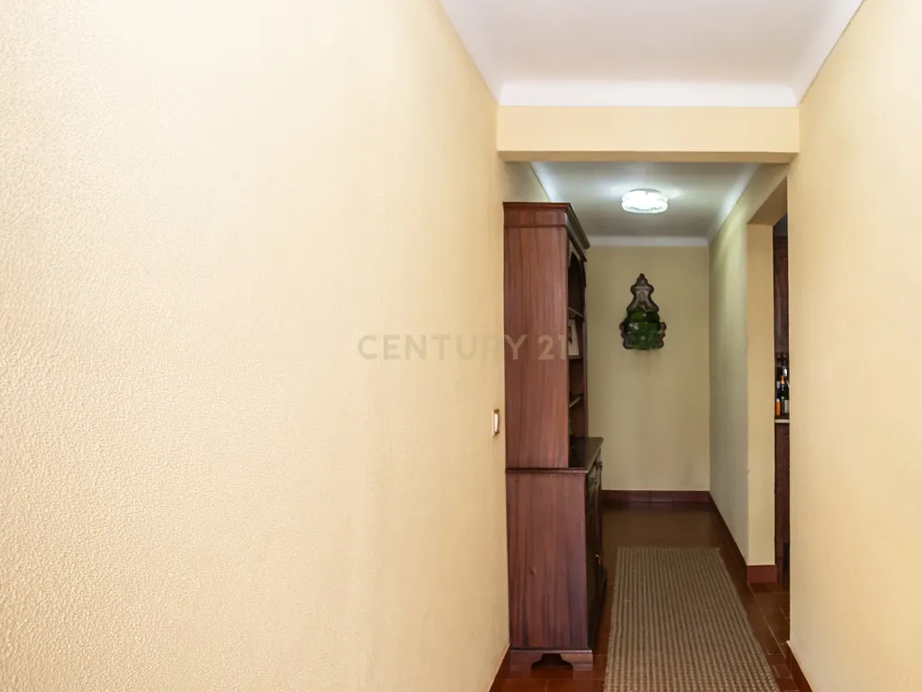Duas moradias, um terreno com 650 m² e uma vista privilegiada para a Serra de Sintra - Image 36