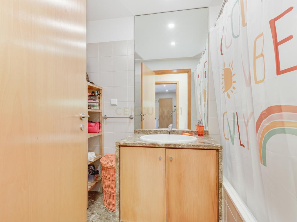 T1 Muito Espaçoso na Alta de Lisboa com Garagem e Arrecadação - Image 11