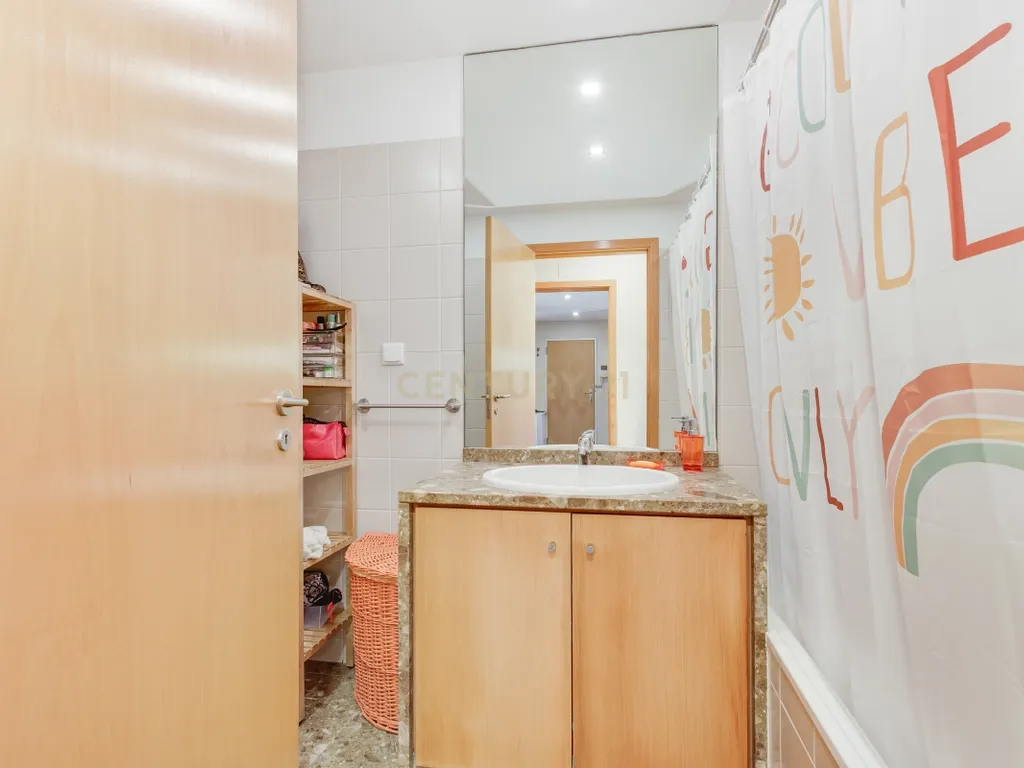 T1 Muito Espaçoso na Alta de Lisboa com Garagem e Arrecadação - Image 11