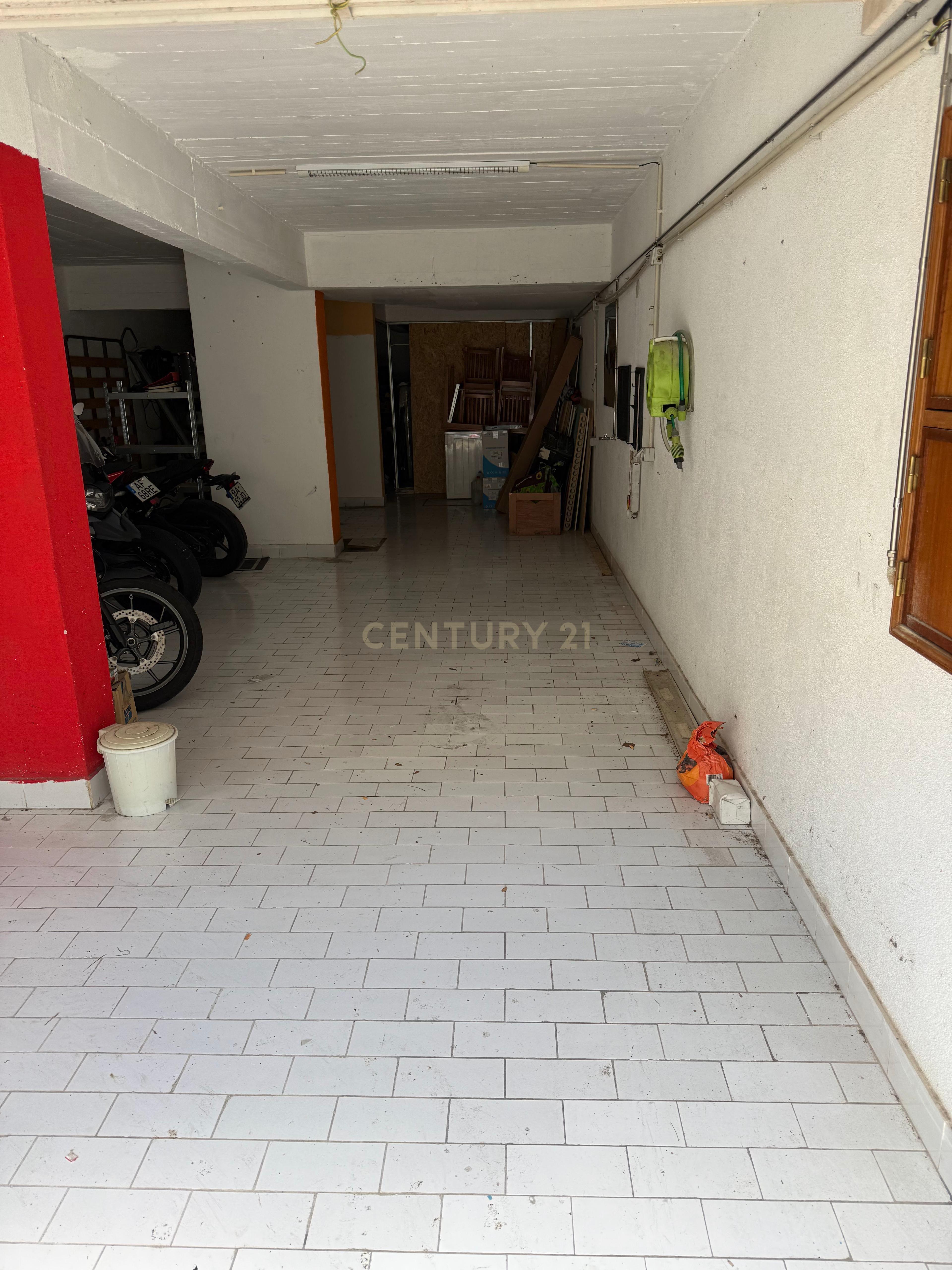 Fotografia 2 de Garagem com 100 m² | WC | Água e Eletricidade  OPORTUNIDADE UNICA