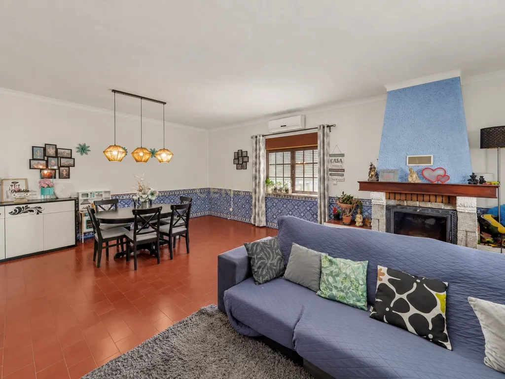 MORADIA T5 COM GARAGEM E PISCINA, 327 M² DE TERRENO PARA USUFRUIR - Image 9