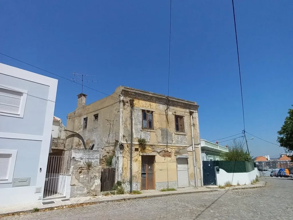 Prédio com logradouro, Trafaria, Almada - Image 1