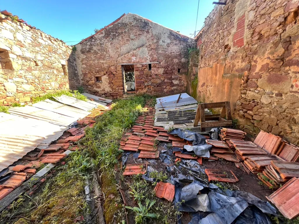 Casa com Adega para Reconstrução na Aldeia de Crastos - Image 10