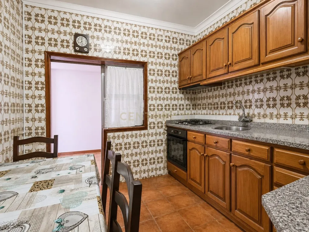 Apartamento T2 com terraço junto à Escola Secundária de São Pedro da Cova - Image 9
