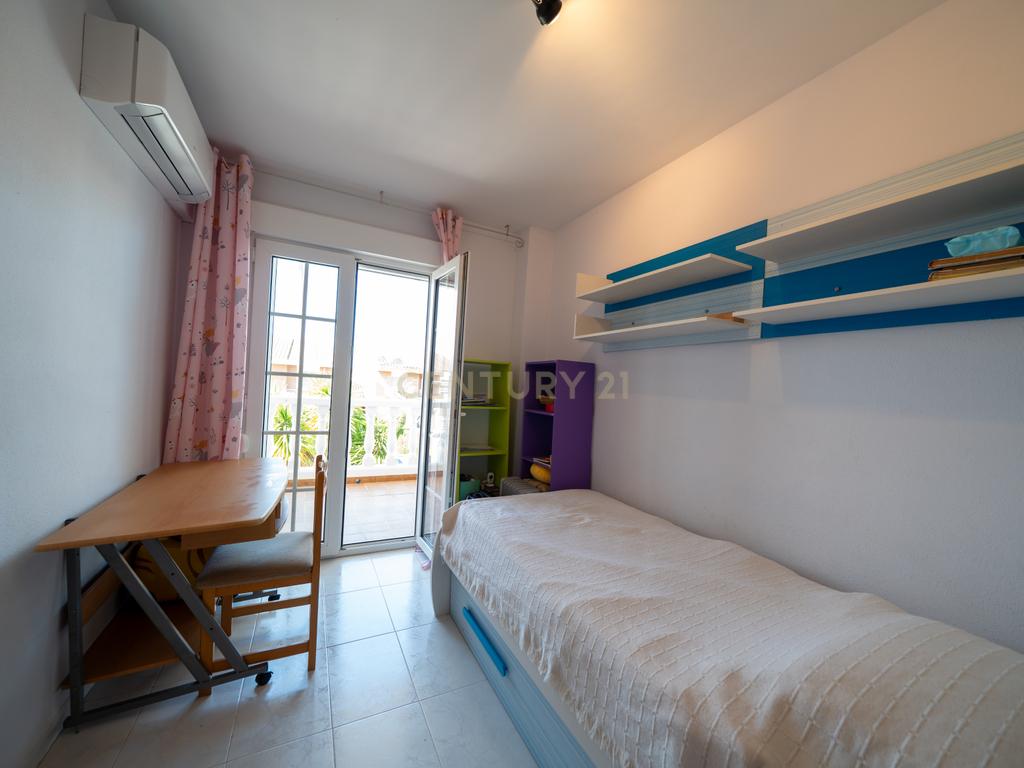 Apresentamos-lhe uma magnífica moradia em Cambrils — perfeita para quem procura conforto, estilo e excelente qualidade de vida na Costa Dourada. - Image 15