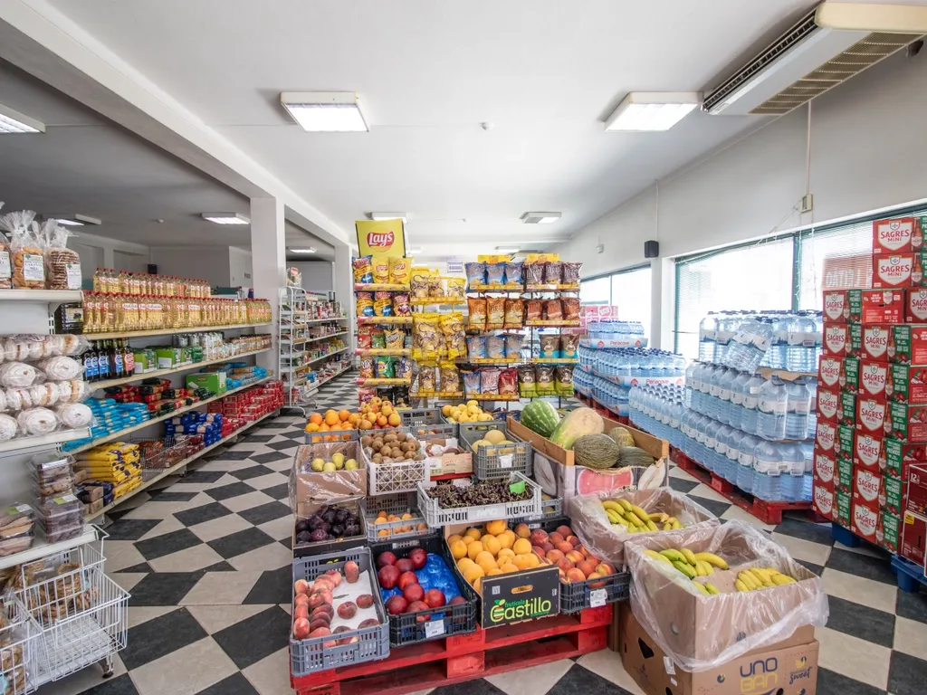 Investimento com Duplo Potencial: Comércio + Habitação em Soure - Image 4