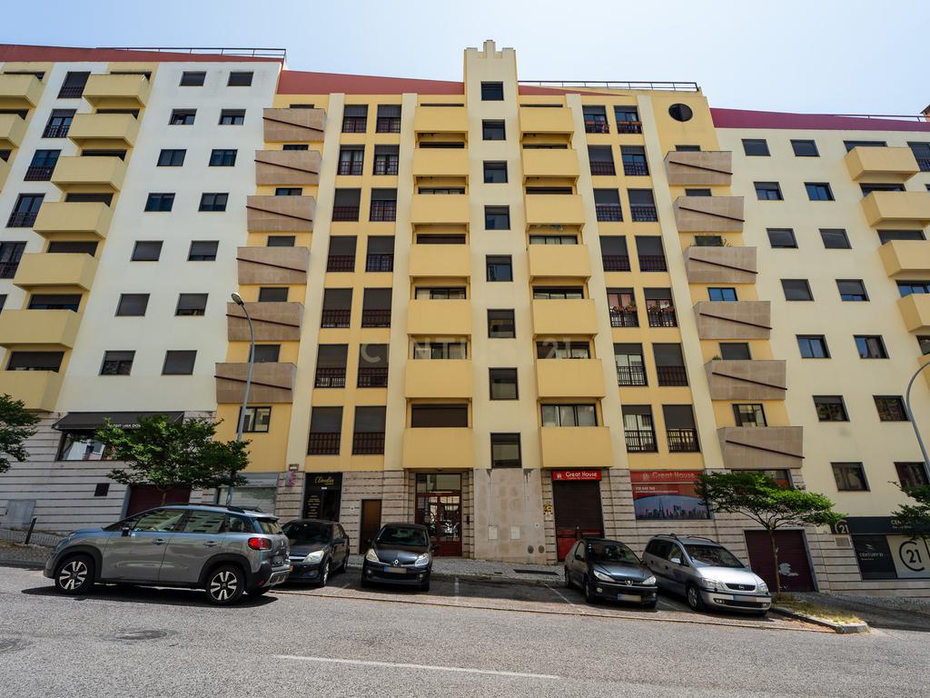 Apartamento T3 com Parqueamento – Quinta Nova, Odivelas - Image 1