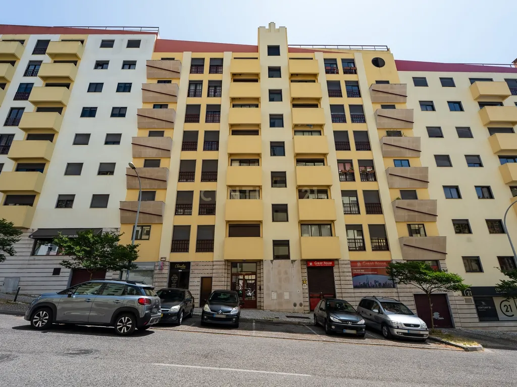 Apartamento T3 com Parqueamento – Quinta Nova, Odivelas - Image 1