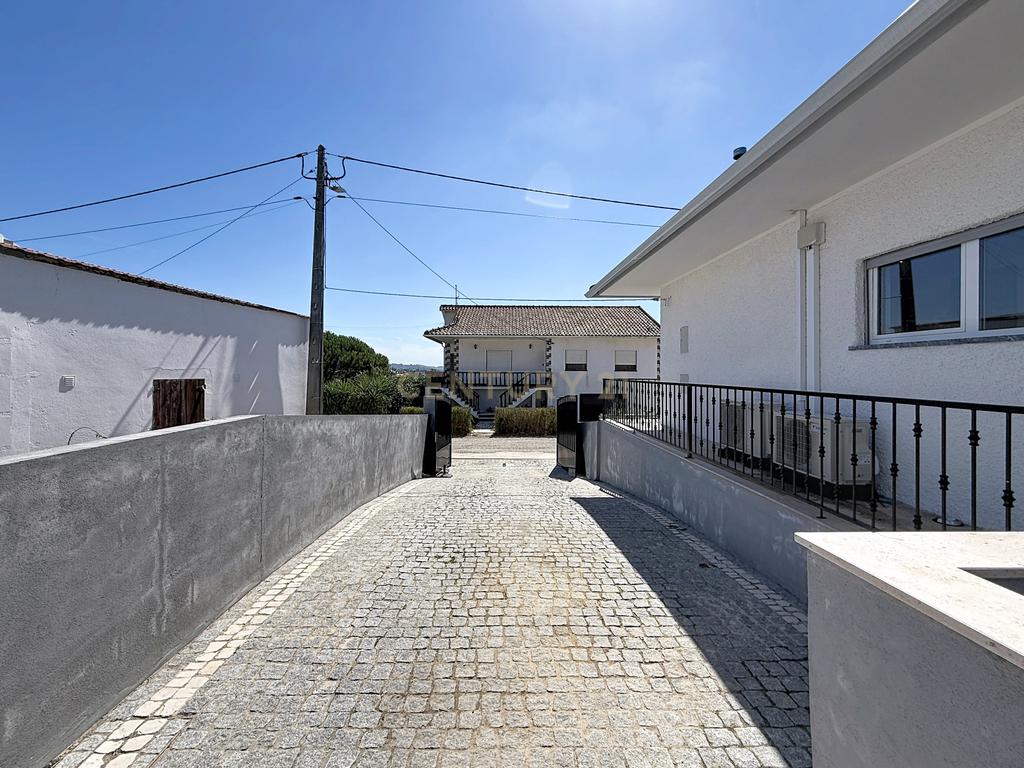 Moradia isolada com amplo terreno de 1.350 m², junto a Alcobaça - Image 92
