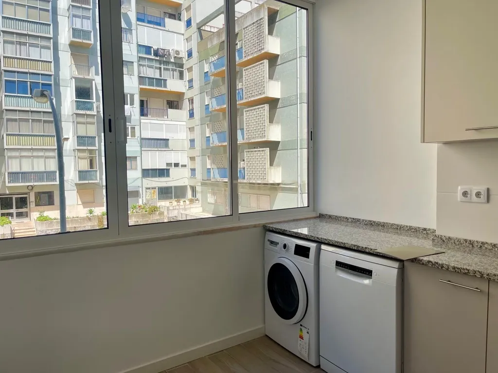 Apartamento Renovado com Vista Rio em Lisboa - Image 8