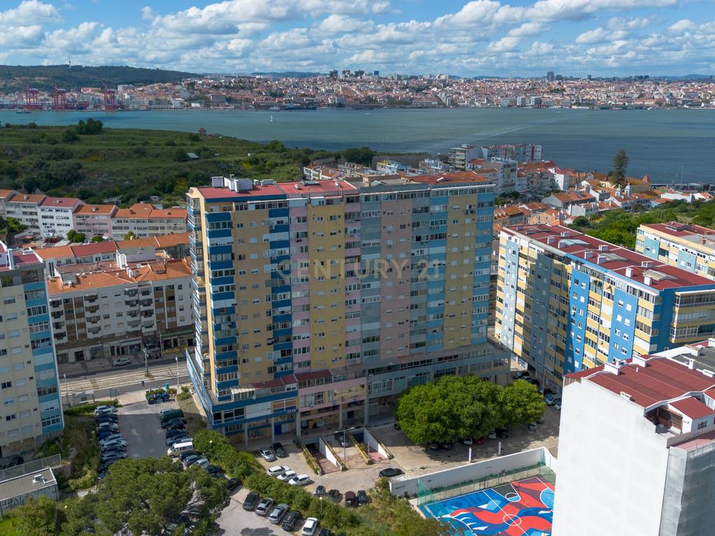 Apartamento T4 com Terraço de 60m² em Cacilhas/Almada - Image 16