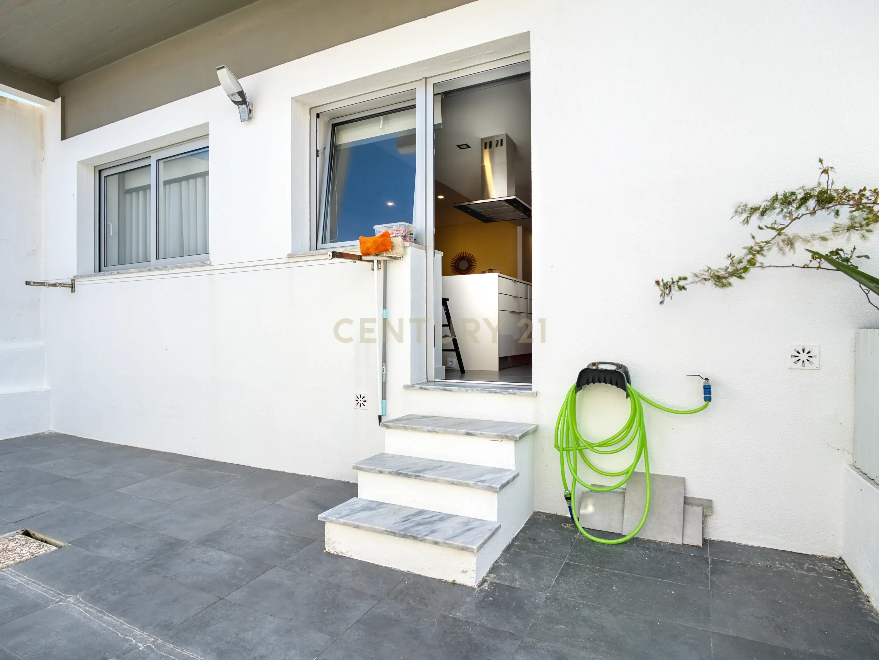 Apartamento Moderno T2 em Nazaré - Perto da Praia e Serviços - Image 22