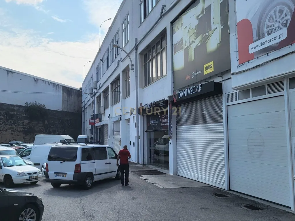 Armazém em Sacavem com 1250 m com uma Rampa para viaturas - Image 1