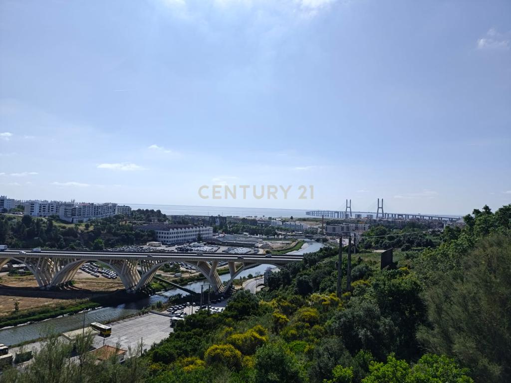 Apartamento T3 com vista da Varanda sobre o Rio Tejo  nos Terraços da Ponte Sacavém - Image 1