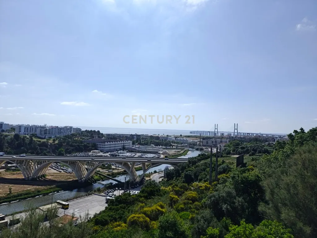 Apartamento T3 com vista da Varanda sobre o Rio Tejo nos Terraços da Ponte Sacavém - Image 1