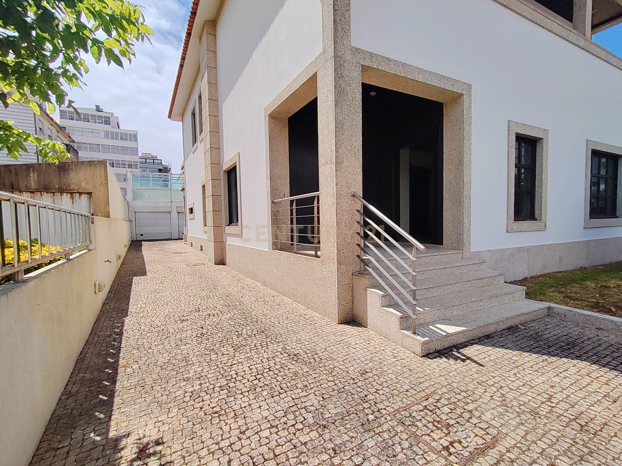 Moradia T5 com piscina a 50 metros da praia e da Avenida dos Banhos na Póvoa de Varzim - Image 41