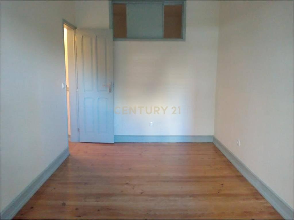 Apartamento T2+1 com Logradouro para Arrendar em Sete Rios - Image 17