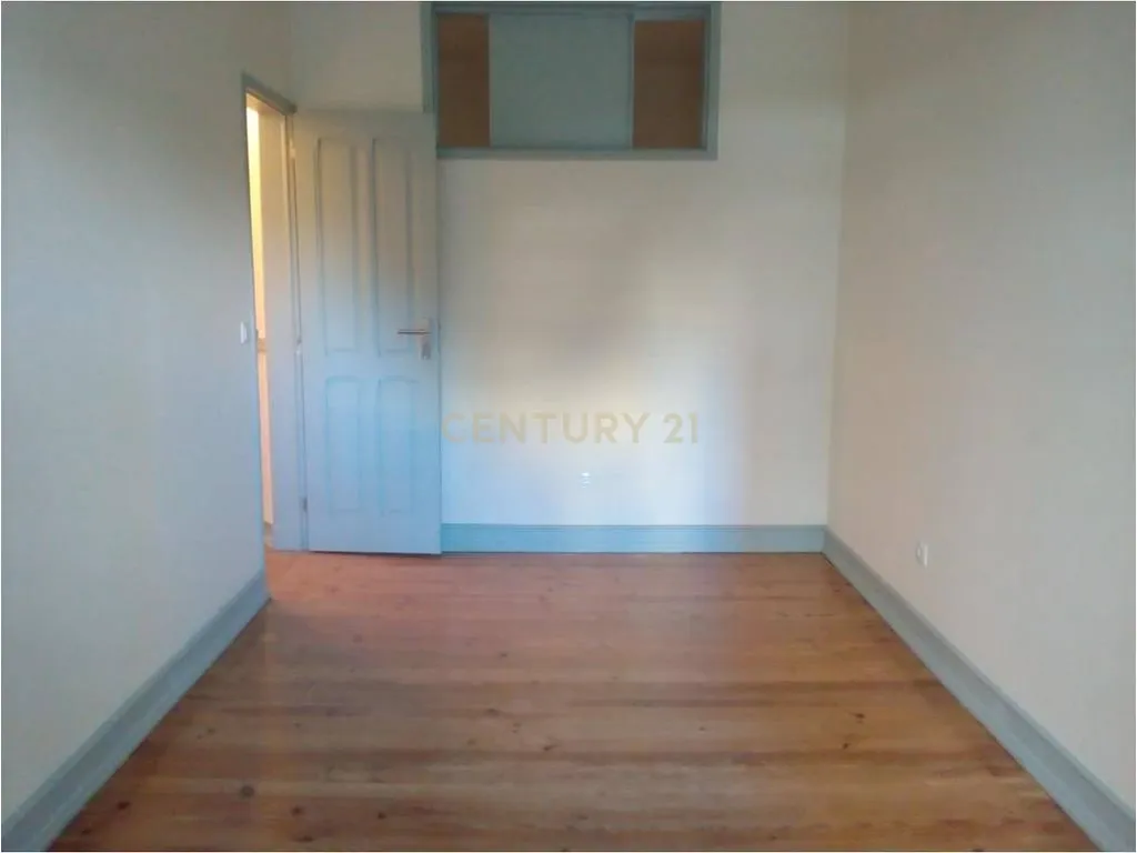 Apartamento T2+1 com Logradouro para Arrendar em Sete Rios - Image 17