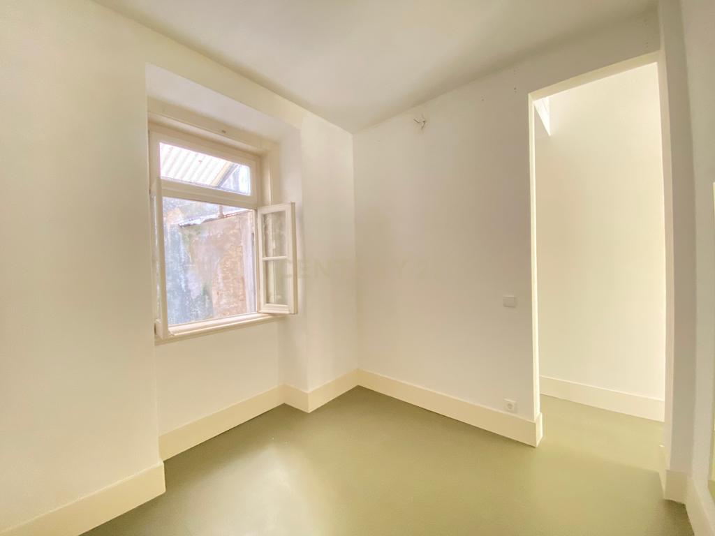 Apartamento T2 no centro de Lisboa - São Vicente, com um pequeno logradouro. - Image 12