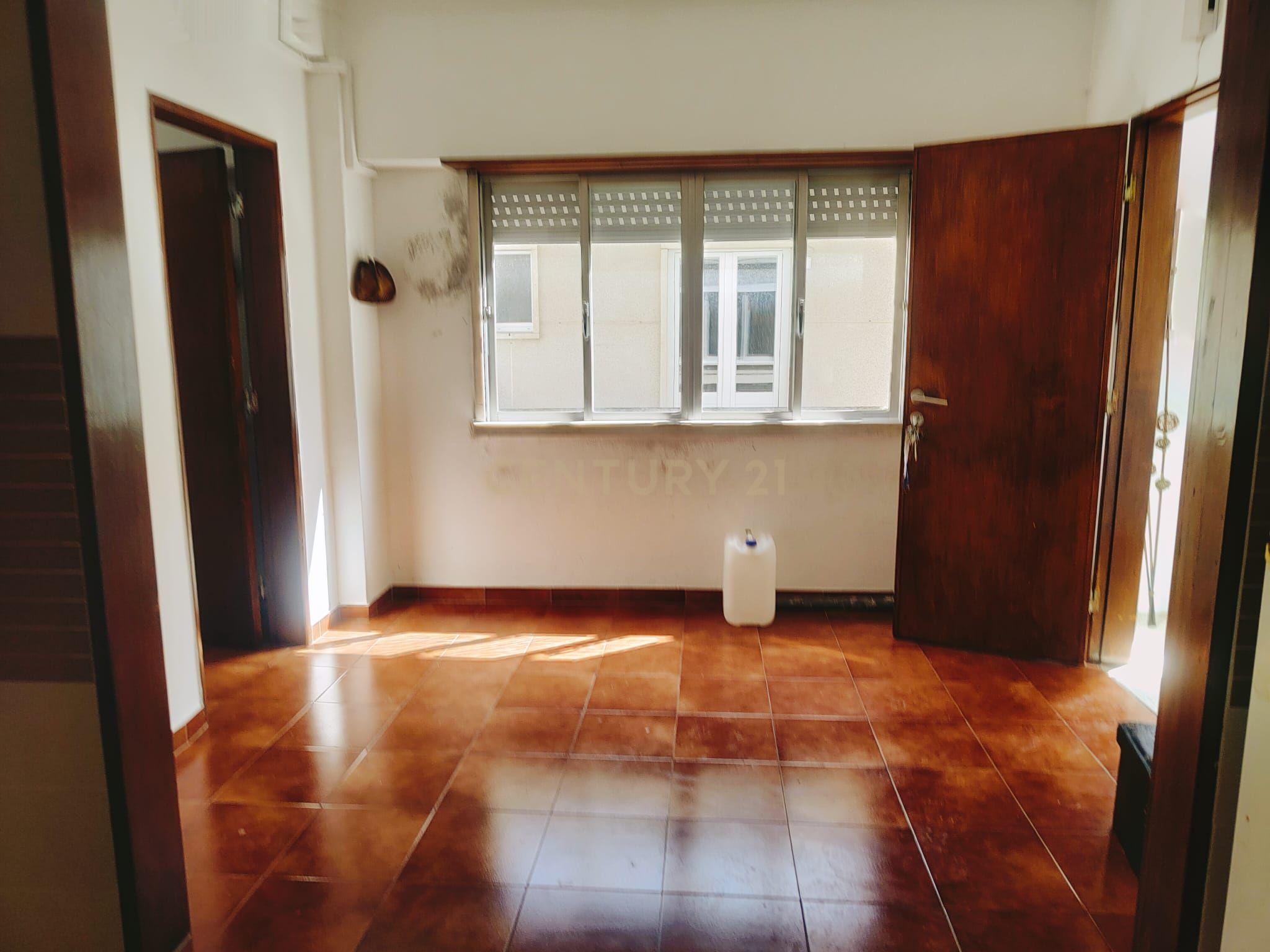 Prédio Bi-Familiar T2 e 2 Anexos Tipologia T1 Em Zona Residencial Tranquila Na Póvoa de Santo Adrião  - Image 71