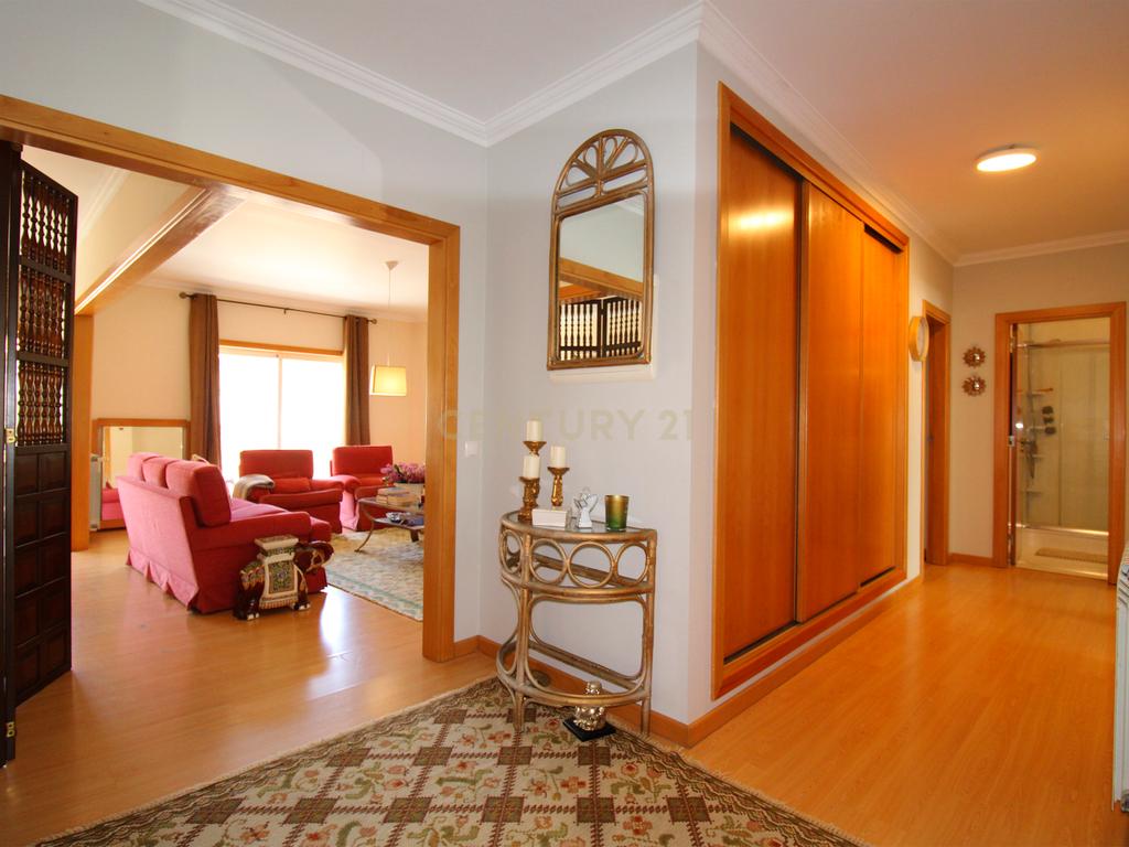 Apartamento T4 com Parqueamento, nas Caldas da Rainha - Image 8