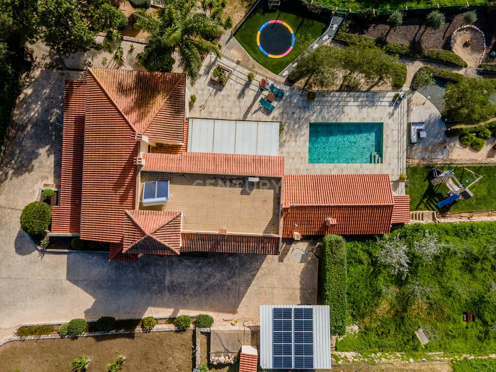 ESPETACULAR MORADIA COM PISCINA, GARAGEM, JARDIM E TERRENO - Image 56