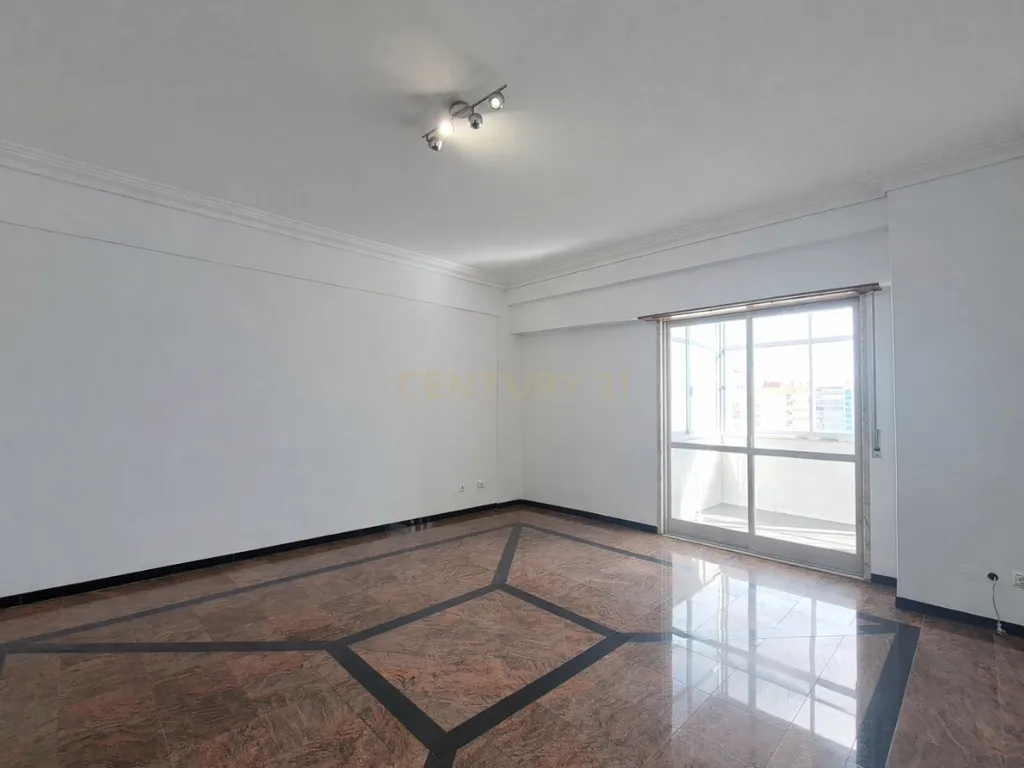 Apartamento T3 com 121m2 para arrendamento no Areeiro, Lisboa - Image 2