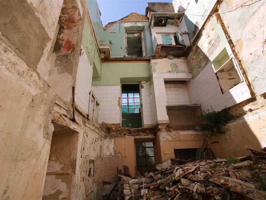 Prédio em Ruína Almada - Image 5