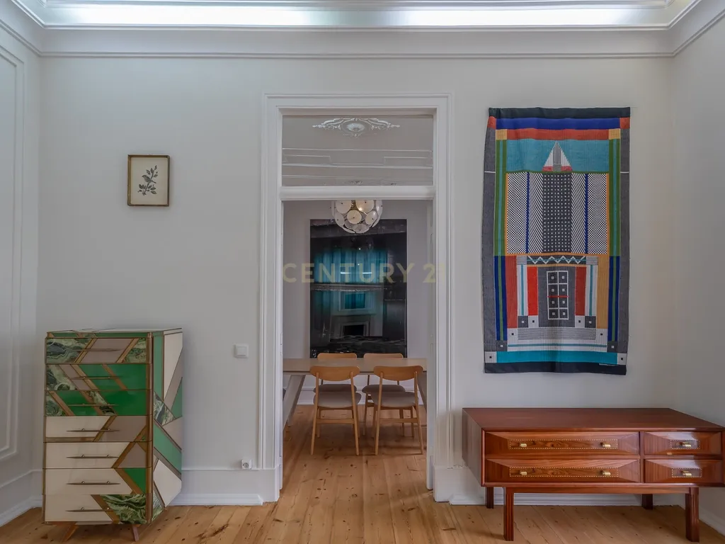 Apartamento Renovado e Mobilado na Av. João Crisóstomo, Lisboa - Image 4