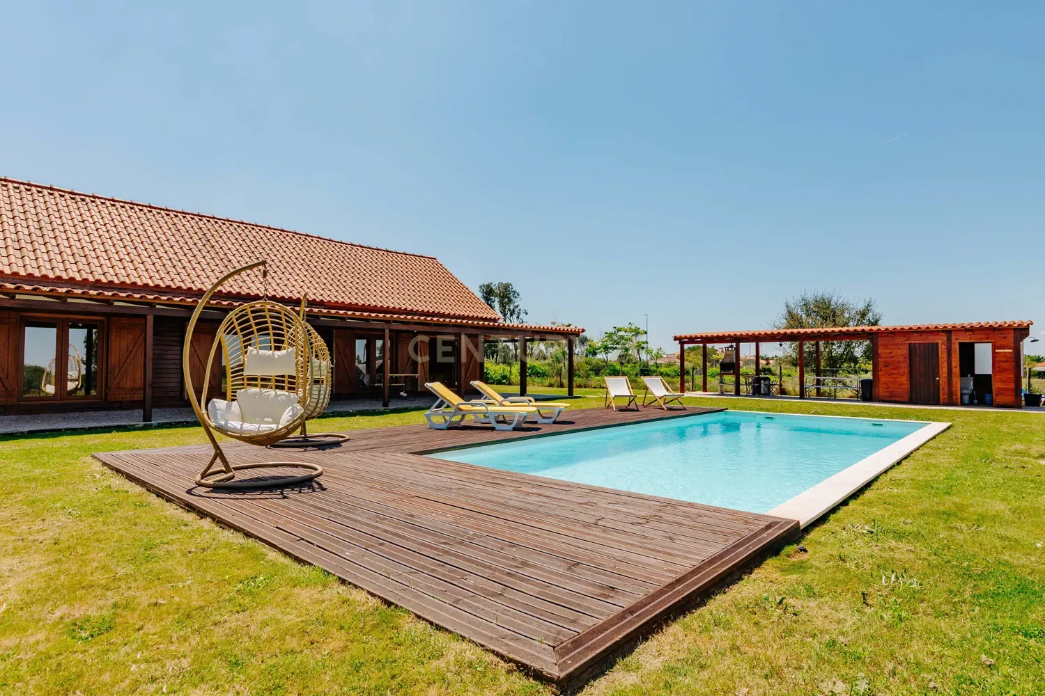 Casa de madeira T3 em condomínio fechado no Santo Estêvão Golf - Image 1