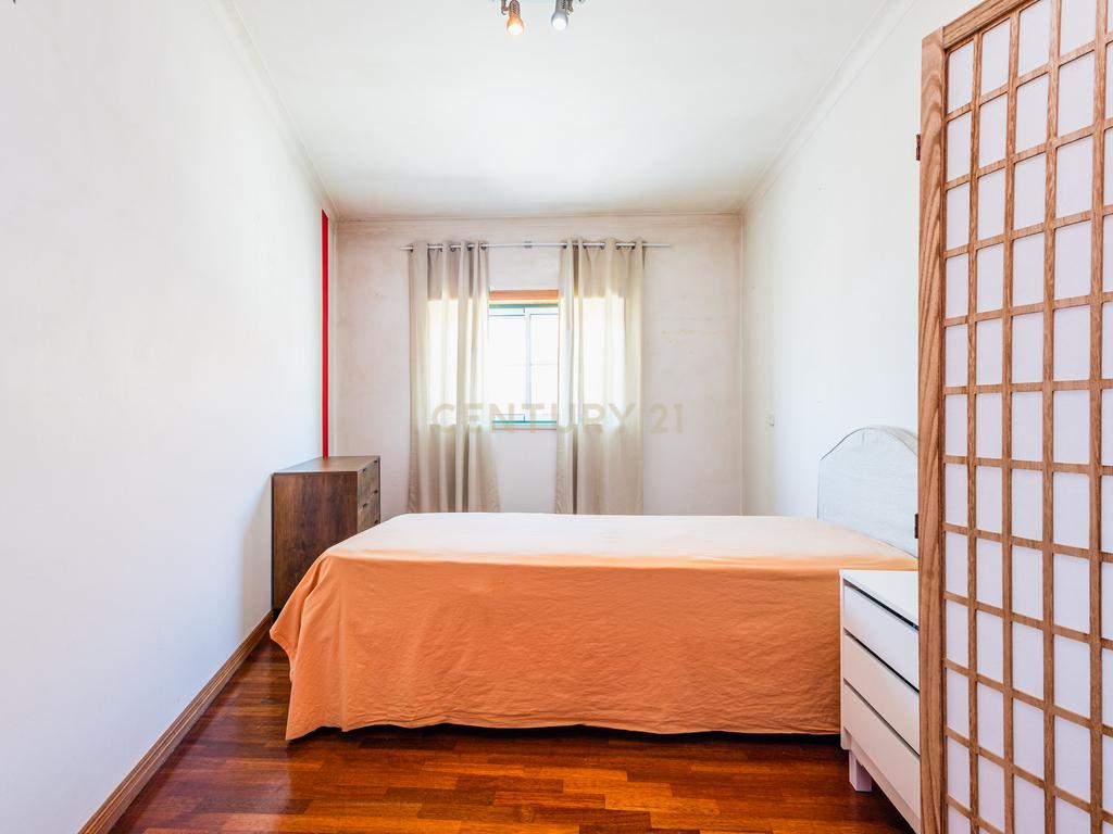 T2 com 110 m² | Espaço a Sério, Varanda e Garagem - Image 16