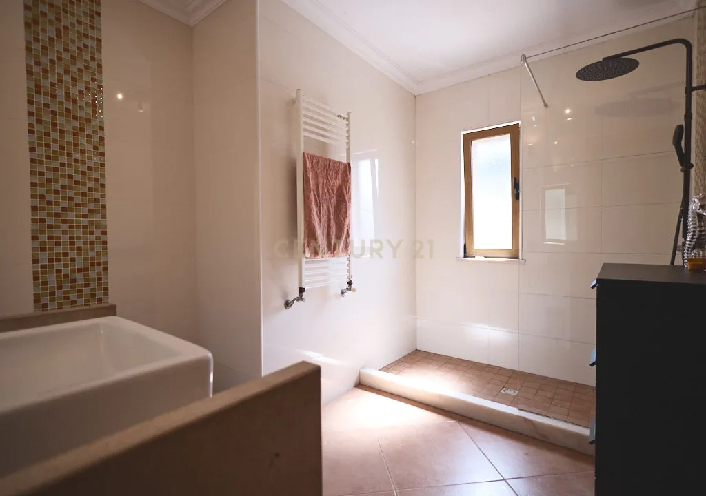 Acorde com vistas deslumbrantes sobre o oceano no seu rancho exclusivo de 8,4 hectares no Algarve, em Aljezur! Inclui uma casa principal ecoeficiente com certificação energética A, perto de praias de surf lendárias. Este é o seu refúgio costeiro definitivo — agarre esta oportunidade rara e agende hoje mesmo a sua visita! - Image 24