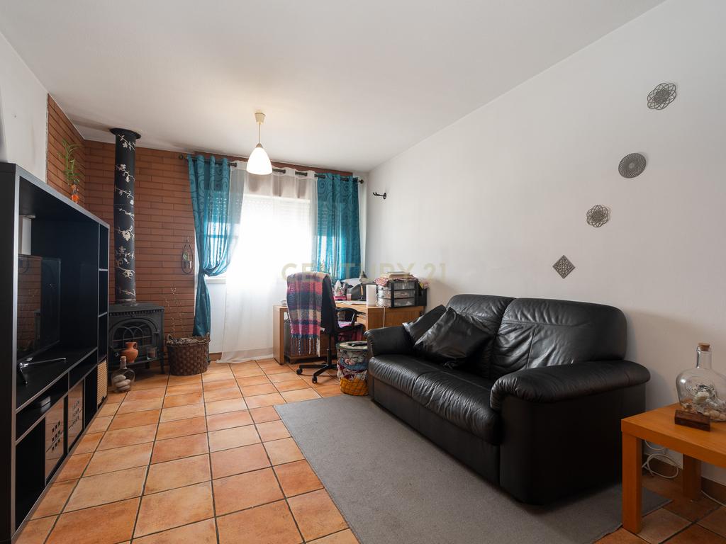 Apartamento T2 em Santo António dos Cavaleiros_Muito bem localizado - Image 8