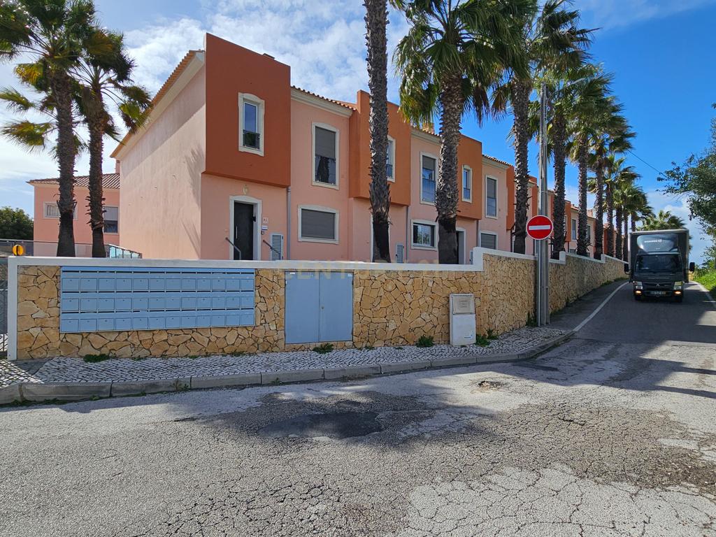 Moradia T2+2 | em Banda | Jardins Vale Santa Maria - Albufeira | 1 Garagem em Box + 2 lugares de estacionamento | Condomínio fechado com 2 Piscinas  - Image 3