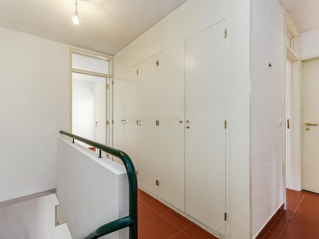Apartamento T4 Duplex no coração de Telheiras - Image 18