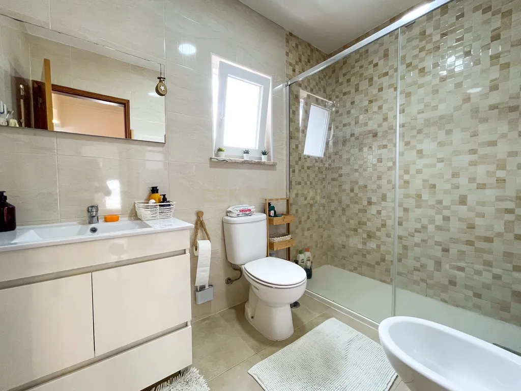 Moradia T3 Renovada com Terraço na Quinta do Conde – Sesimbra - Image 25