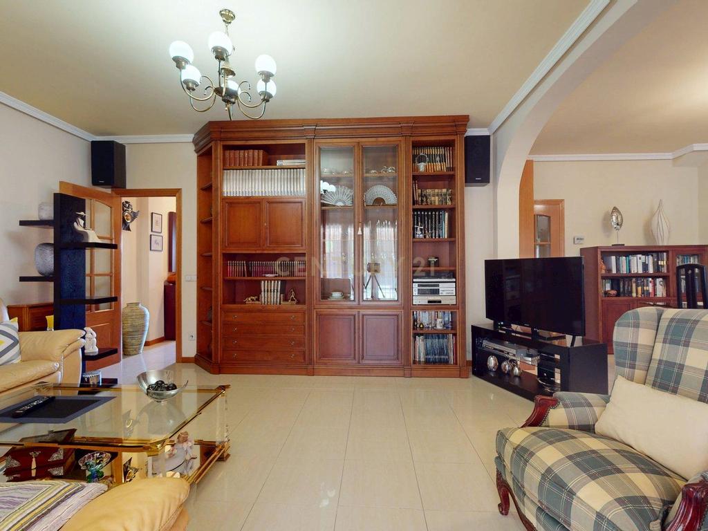 Apartamento Espaçoso com Vista para a Cidade e Montanha em Madrid - Image 11