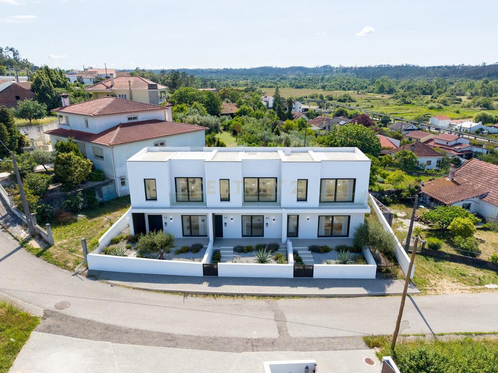 Excelente Terreno com Projecto Habitacional em Desenvolvimento - Image 1