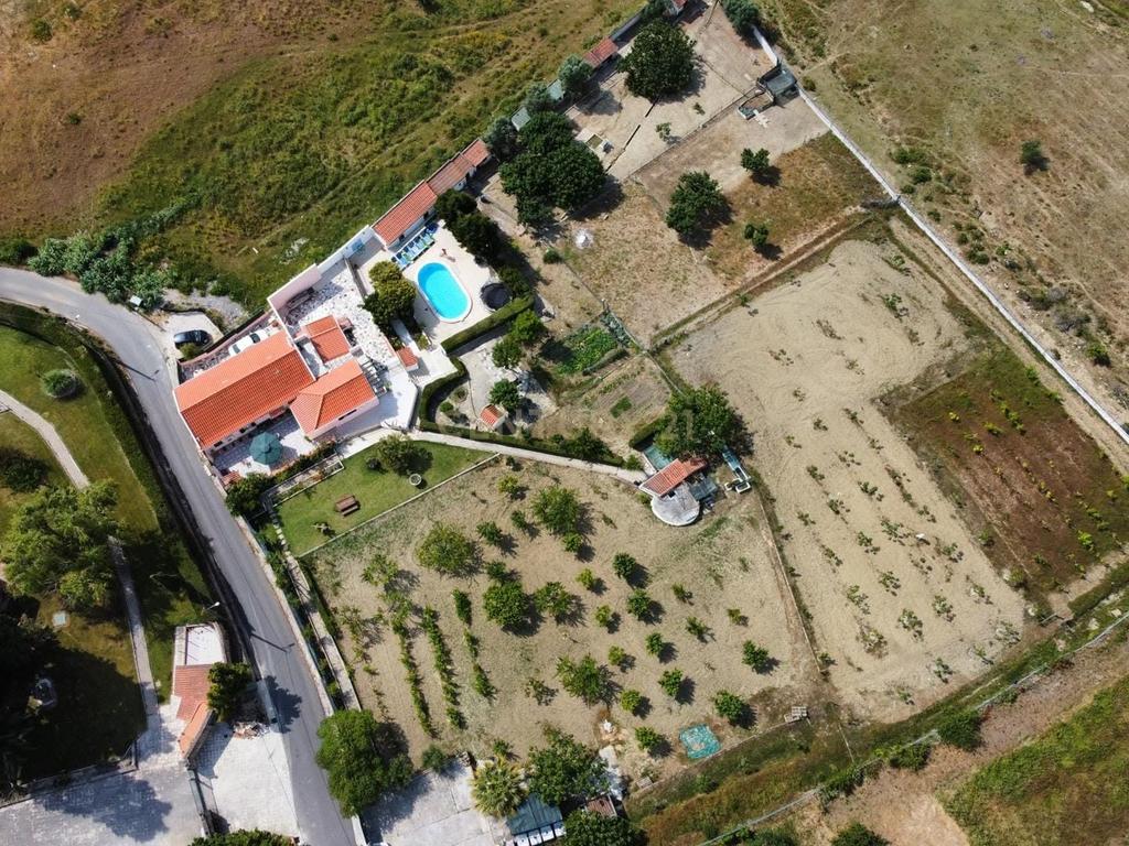 Moradia T4 em Quinta de 1950 com piscina e terra fértil - Image 1