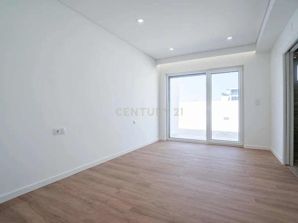 Moradia Térrea com piscina e quatro suites - Image 37