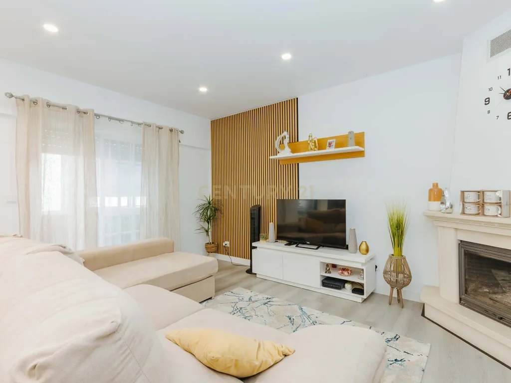 Apartamento T3 totalmente remodelado - Image 2